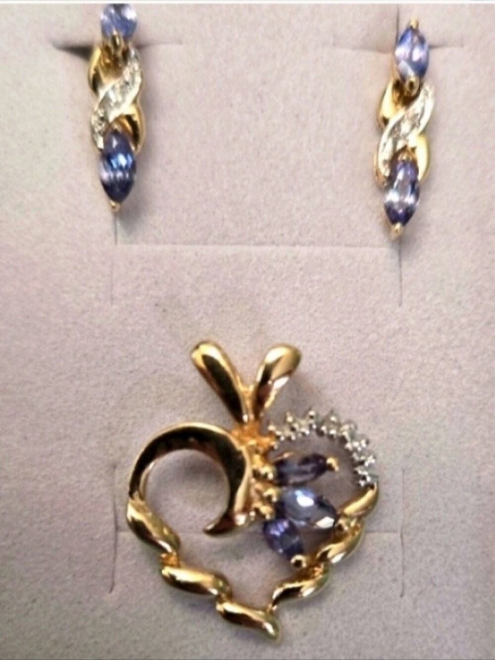 10kt Solid Yellow Gold Genuine Tanzanite Earrings And Pendant Set.